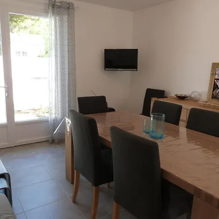Hébergement de vacances Maison La Tranche-sur-mer, 5 Pièces, 7 Personnes - Fr-1-194-245 *